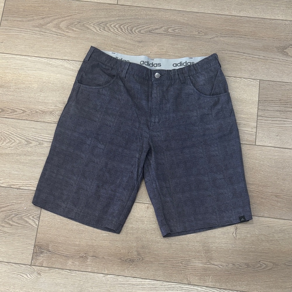 Adidas gray golf shorts in poly blend. Men's 34. Excellent condition. Classic!